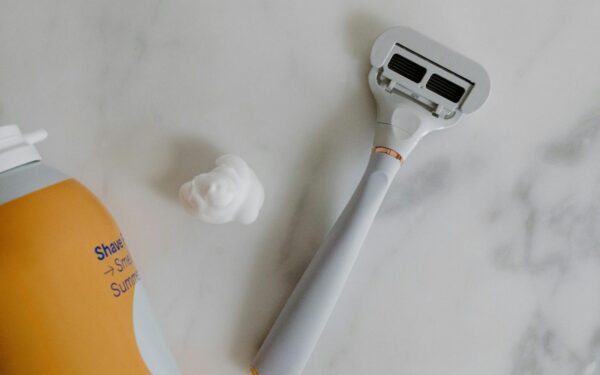 Nebepirkite brangių valiklių: 6 būdai, kaip skutimosi putos padės išvalyti visus jūsų namus