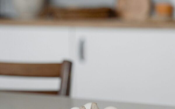 Nemokamas mulčias iš virtuvės: kodėl verta kiaušinių dėžutėmis iškloti braškių lysves?