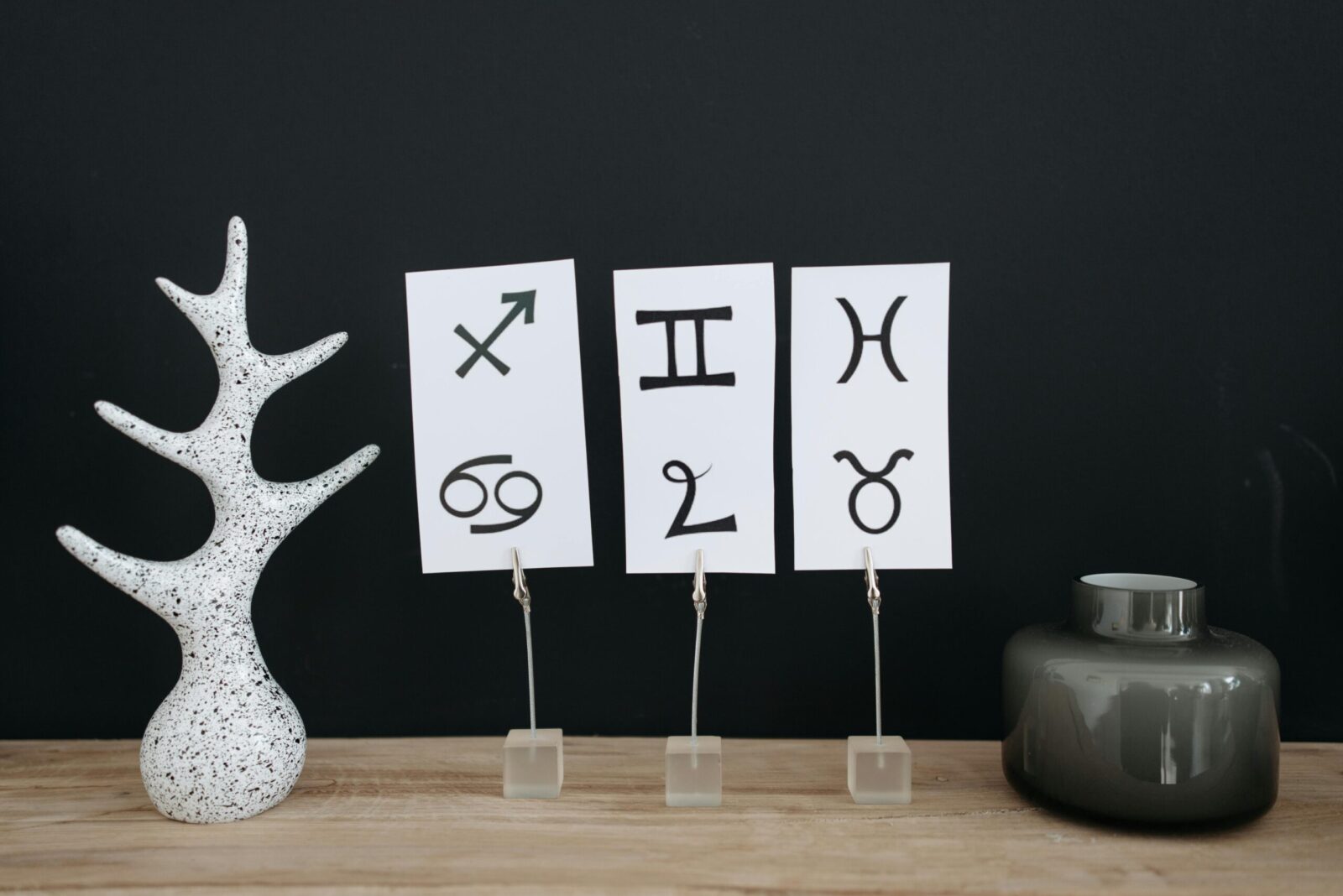 Vilnių ir zodiaką sujungusi tapytoja meta iššūkį dirbtiniam intelektui: ar atspėsite, kur kuris ženklas?