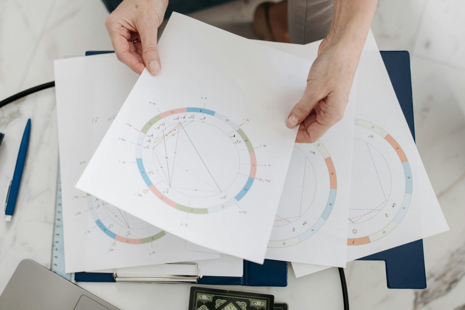 Šiandienos vardadieniai privers išsižioti, o astrologai siunčia netikėtą žinutę zodiako ženklams: ruoškitės pokyčiams