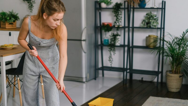 Grindys blizgės be dulkių: kodėl į vandenį verta įberti šiek tiek paprastos druskos?