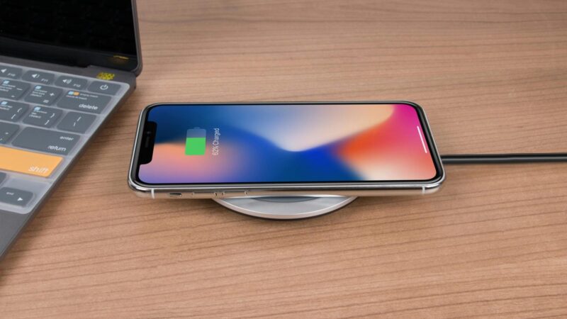 Dedate „iPhone“ po pagalve? „Apple“ atskleidė, kodėl šis įprotis yra itin pavojingas
