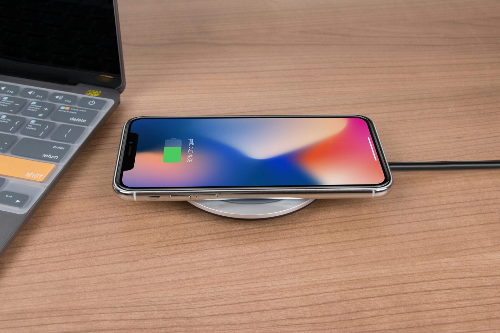Dedate „iPhone“ po pagalve? „Apple“ atskleidė, kodėl šis įprotis yra itin pavojingas