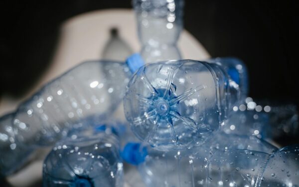 Neišmeskite plastikinių butelių: štai kaip iš jų pasigaminti tvirtą ir nemokamą šluotą