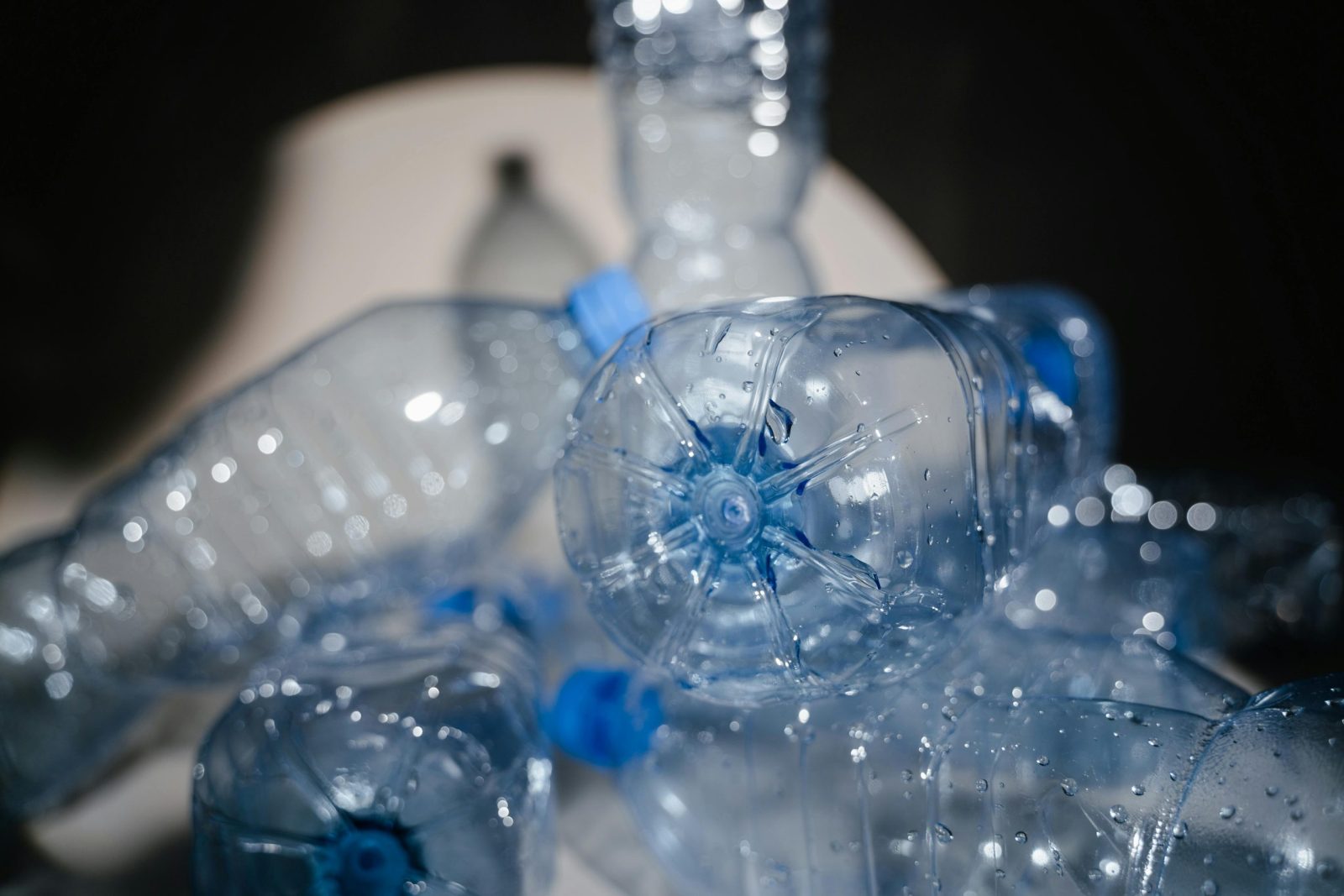 Neišmeskite plastikinių butelių: štai kaip iš jų pasigaminti tvirtą ir nemokamą šluotą
