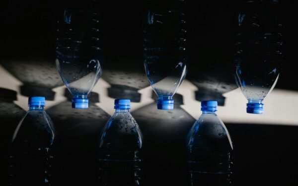 5 plastikiniai buteliai ir statinė išsprendė vandens bėdas sode: triukas, taupantis laiką ir pinigus