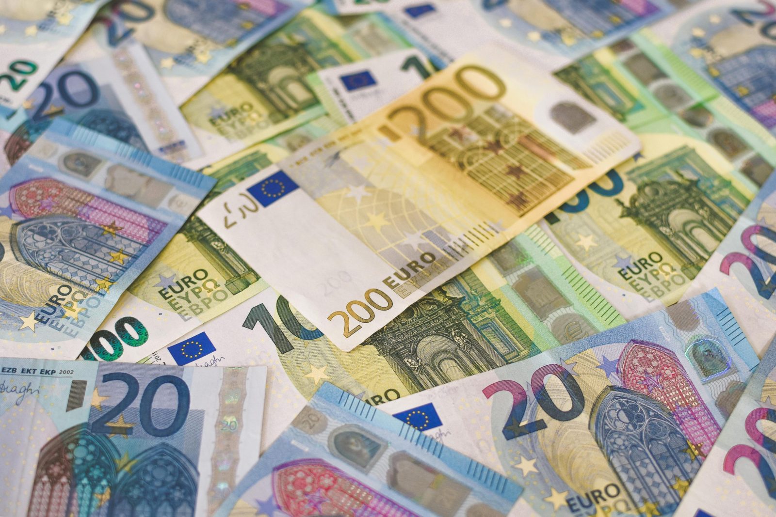 Sukčių pinklės – vis rafinuotesnės: padirbti duomenys ir milžiniški pervedimai, išviliojo per 260 tūkst. eurų
