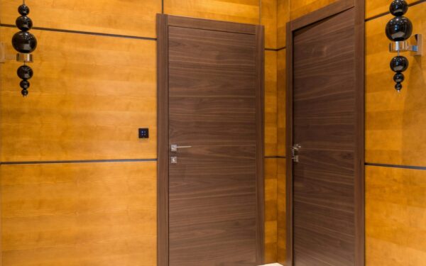 Ši 2 ingredientų priemonė nuvalo medines duris ir nepažeidžia lako – spindės kaip naujos