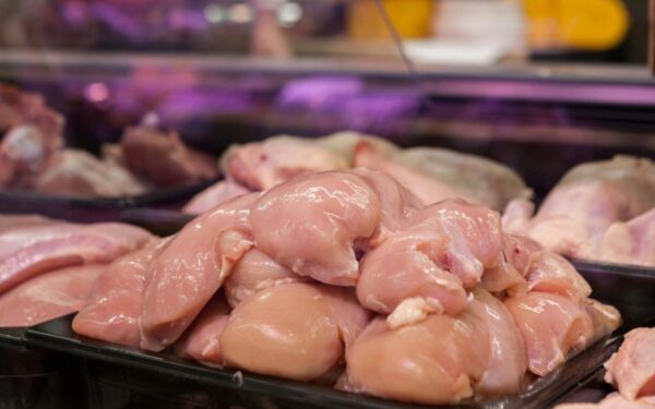 Vištiena iš parduotuvės bus kur kas saugesnė: šis paprastas mirkymas iš mėsos ištrauks visus priedus