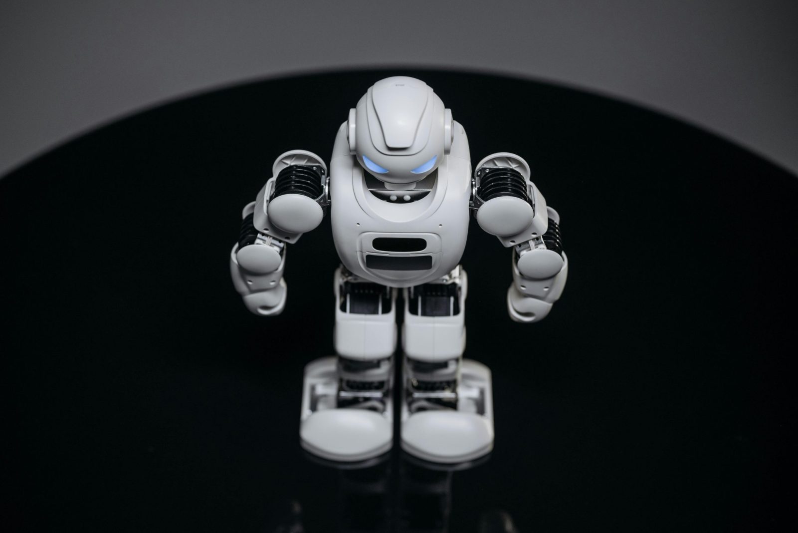 Pavargote nuo namų ruošos? „Honor“ atskleidė robotą, kuris netrukus taps jūsų padėjėju