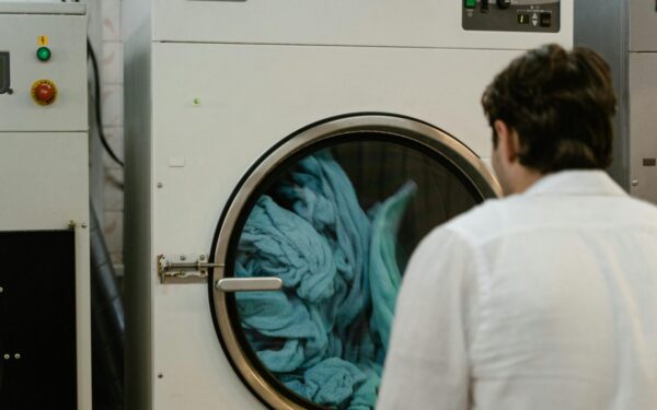 Padėkite ledo kubelį ant drabužio: 5 skalbimo triukai, kurie išgelbės jūsų drabužius