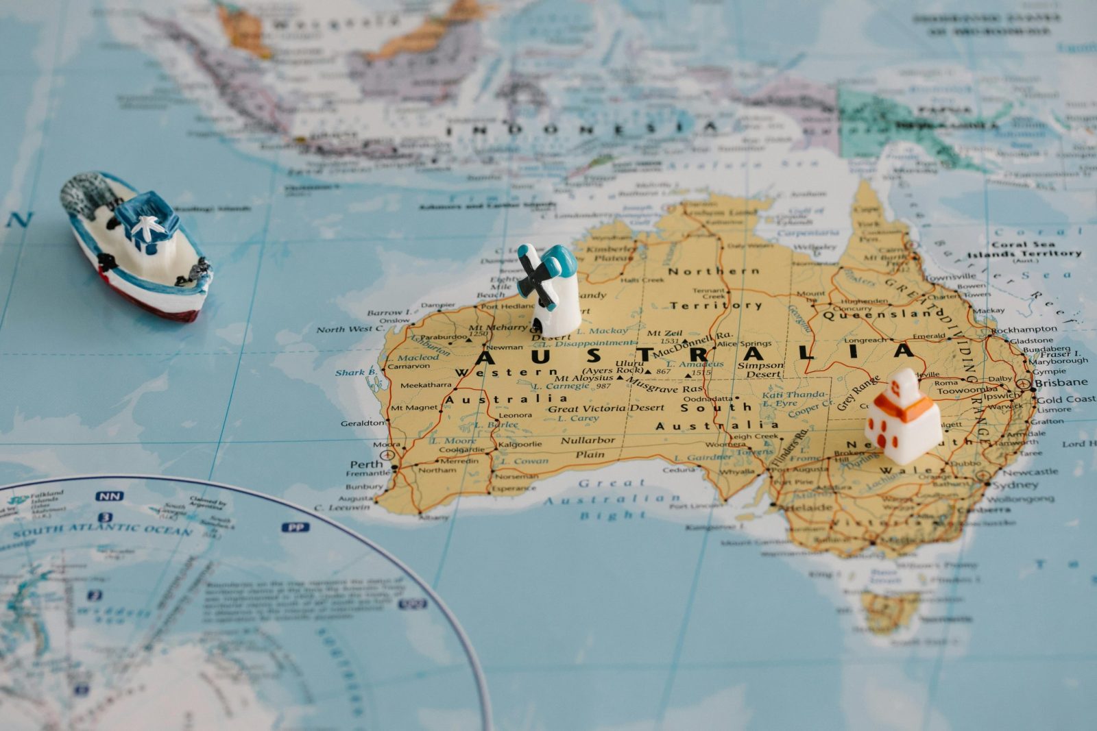 Australija pradėjo naudoti strategines degalų atsargas: valdžia kalba apie krizę