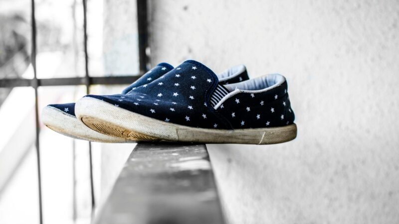 Kojos daugiau niekada nebešals: atskleidė, kodėl į batus verta įsidėti paprastos folijos