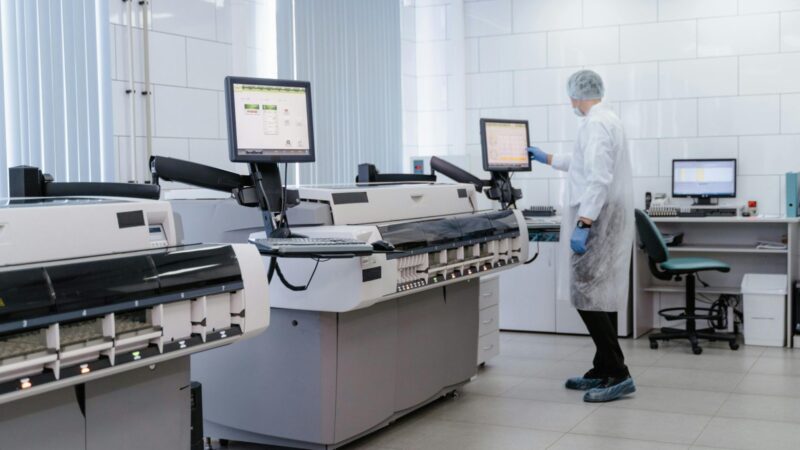 Pamirškite šveitimą: mokslininkai sukūrė paviršių, prie kurio neprilimpa net verdanti kava