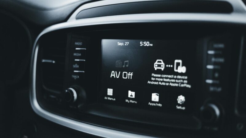 Kodėl naujuose automobiliuose tiek daug ekranų? Tikroji priežastis nustebins ne vieną vairuotoją