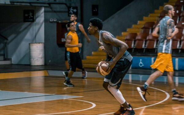 Kodėl net patyrę krepšininkai lemiamu momentu prameta? Mokslininkai atskleidė, kas nutinka smegenyse