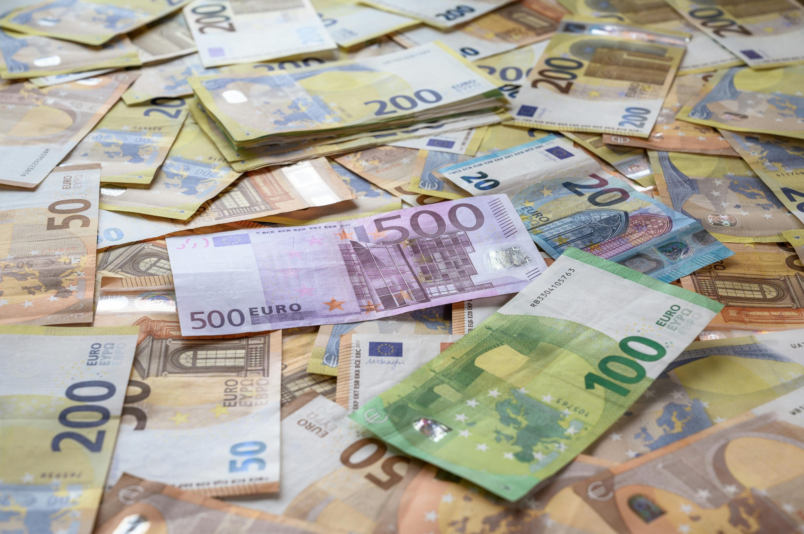Vengrija grasina, bet ES nesitraukia: milijardinė paskola Kyjivui – jau pakeliui