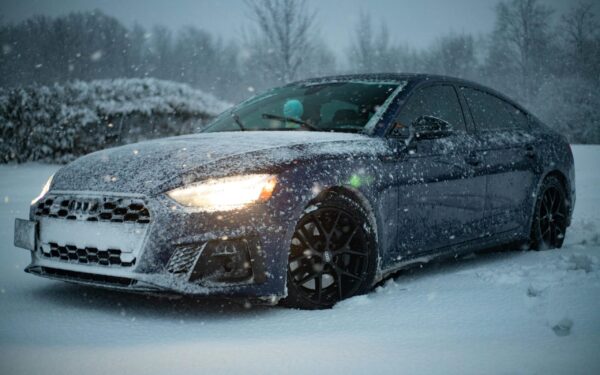 Populiarus žiemos triukas: du ingredientai, kurie per minutę nuima ledą nuo stiklo