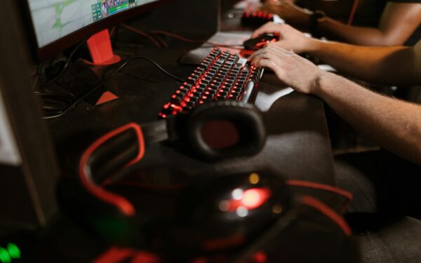 „Highguard“ žlugimas: kodėl 2 milijonus žaidėjų sudominęs projektas uždaromas po 46 dienų?