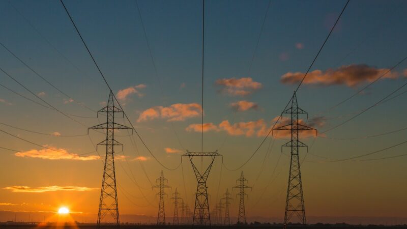 Europos Komisija ragina šalis mažinti energijos mokesčius dėl brangstančių dujų ir naftos
