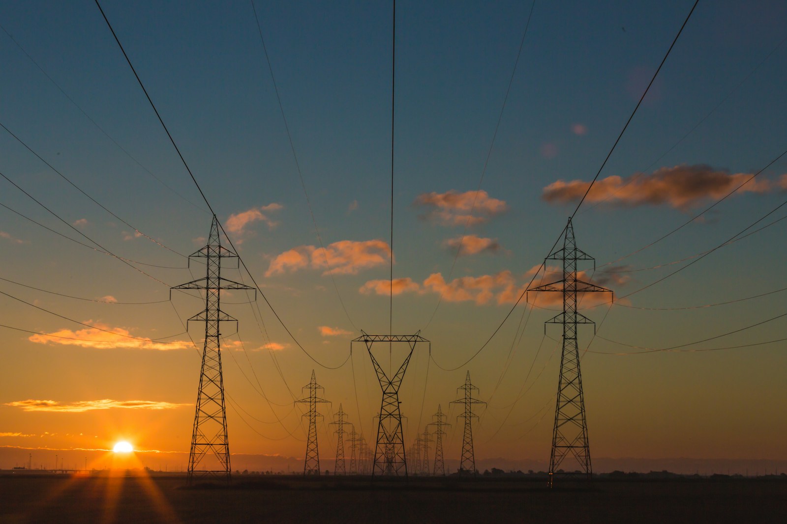Europos Komisija ragina šalis mažinti energijos mokesčius dėl brangstančių dujų ir naftos