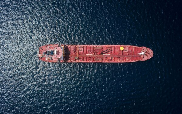 Persijos įlankoje – pavojingas incidentas: po sprogimo tanklaivyje išsiliejo nafta
