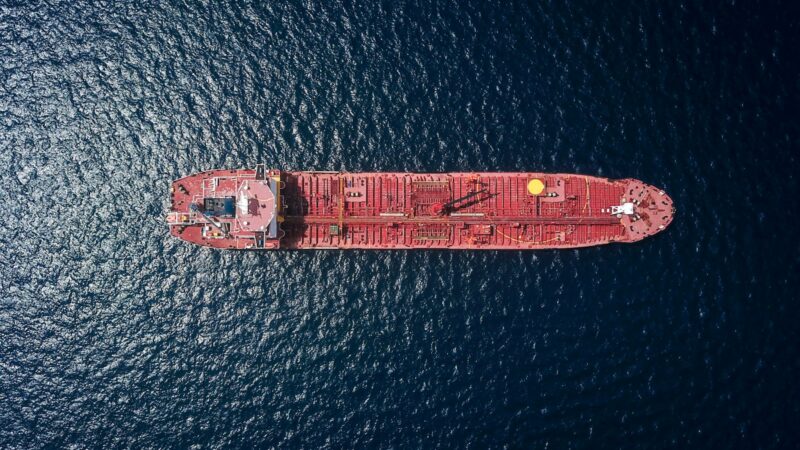 Persijos įlankoje – pavojingas incidentas: po sprogimo tanklaivyje išsiliejo nafta