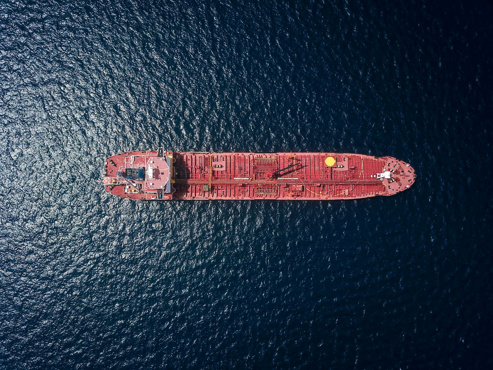 Persijos įlankoje – pavojingas incidentas: po sprogimo tanklaivyje išsiliejo nafta