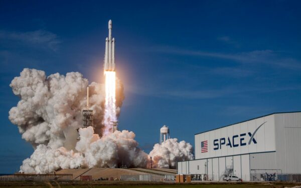 Ilgai žadėtas Marsas atidedamas: Elonas Muskas paskelbė naują „SpaceX“ prioritetą