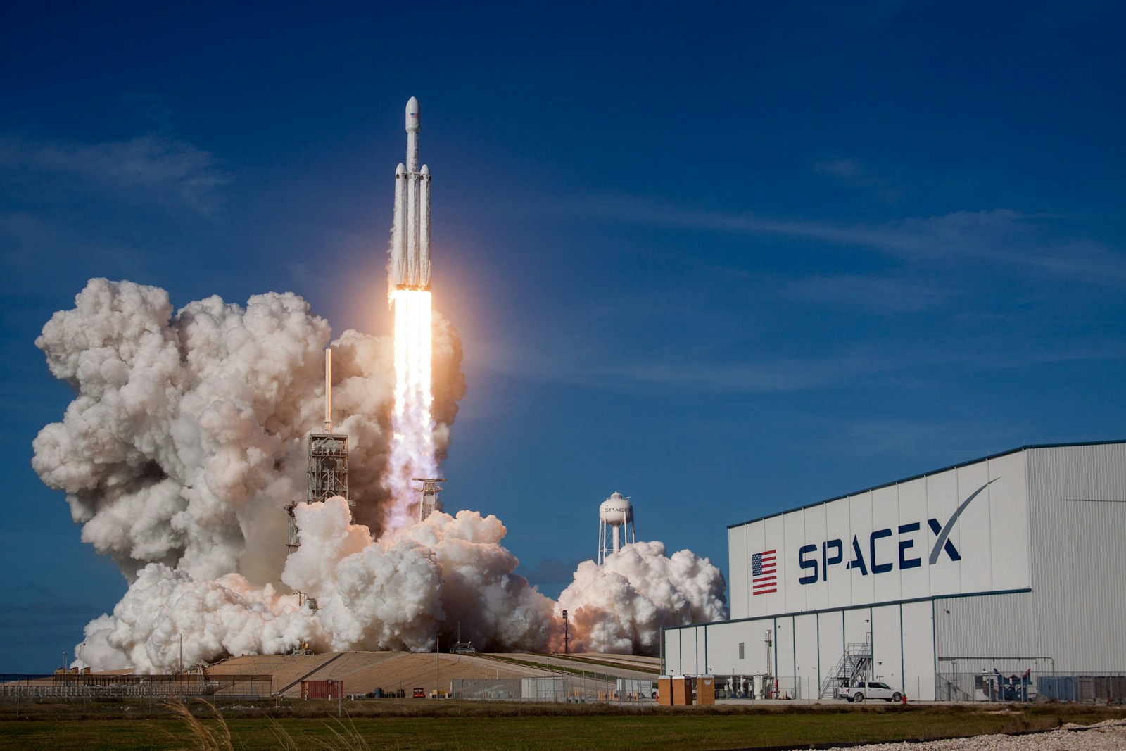 Ilgai žadėtas Marsas atidedamas: Elonas Muskas paskelbė naują „SpaceX“ prioritetą