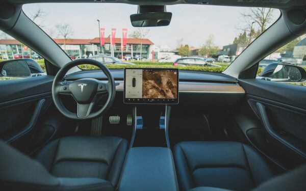 Ar vairuoti nebereikės? „Tesla“ autonominiai automobiliai jau įveikė 8 mlrd. mylių