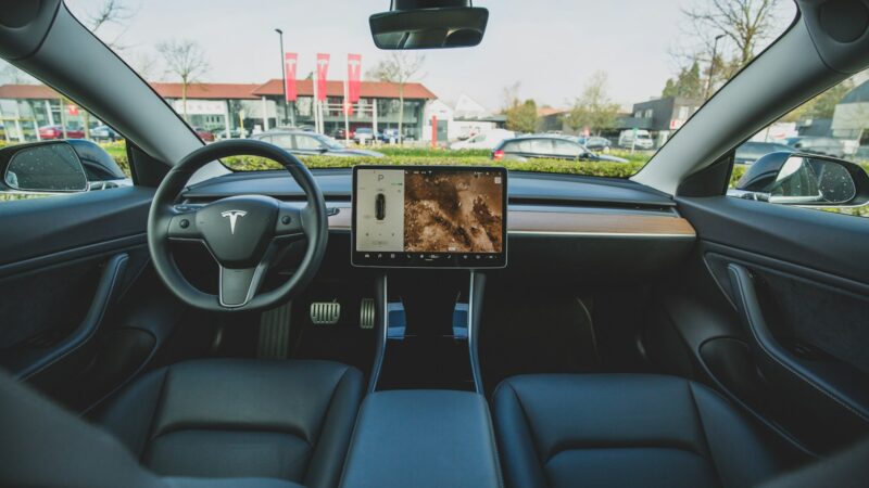 Ar vairuoti nebereikės? „Tesla“ autonominiai automobiliai jau įveikė 8 mlrd. mylių