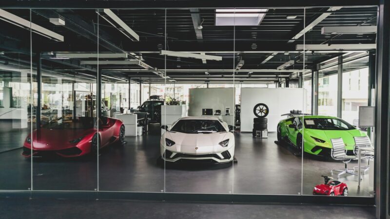 Kinijoje griūva vokiečių imperija: sužinokite, kodėl masiškai nyksta „Mercedes“ ir „Audi“ salonai