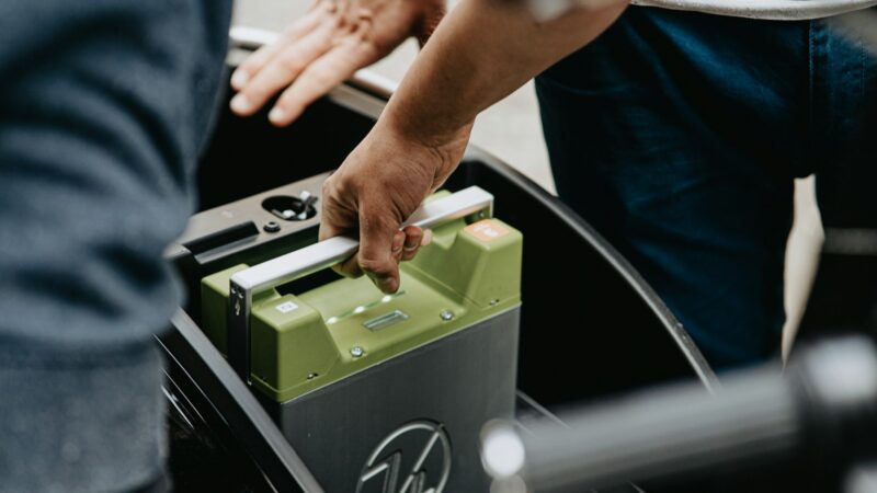 Ši detalė gadina net naują elektromobilį: jei taip elgiesi, akumuliatorius išsikraus iki nulio