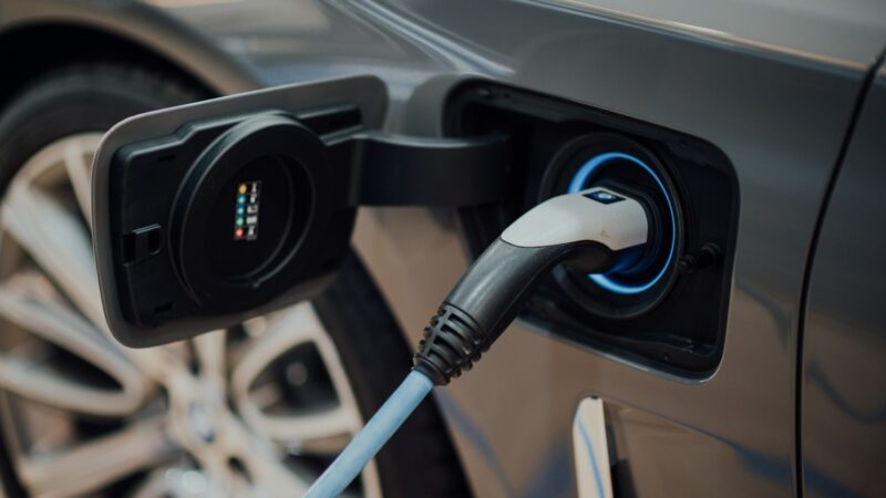 Revoliucija aikštelėse: robotinė ranka garaže pati įkrauna elektromobilius
