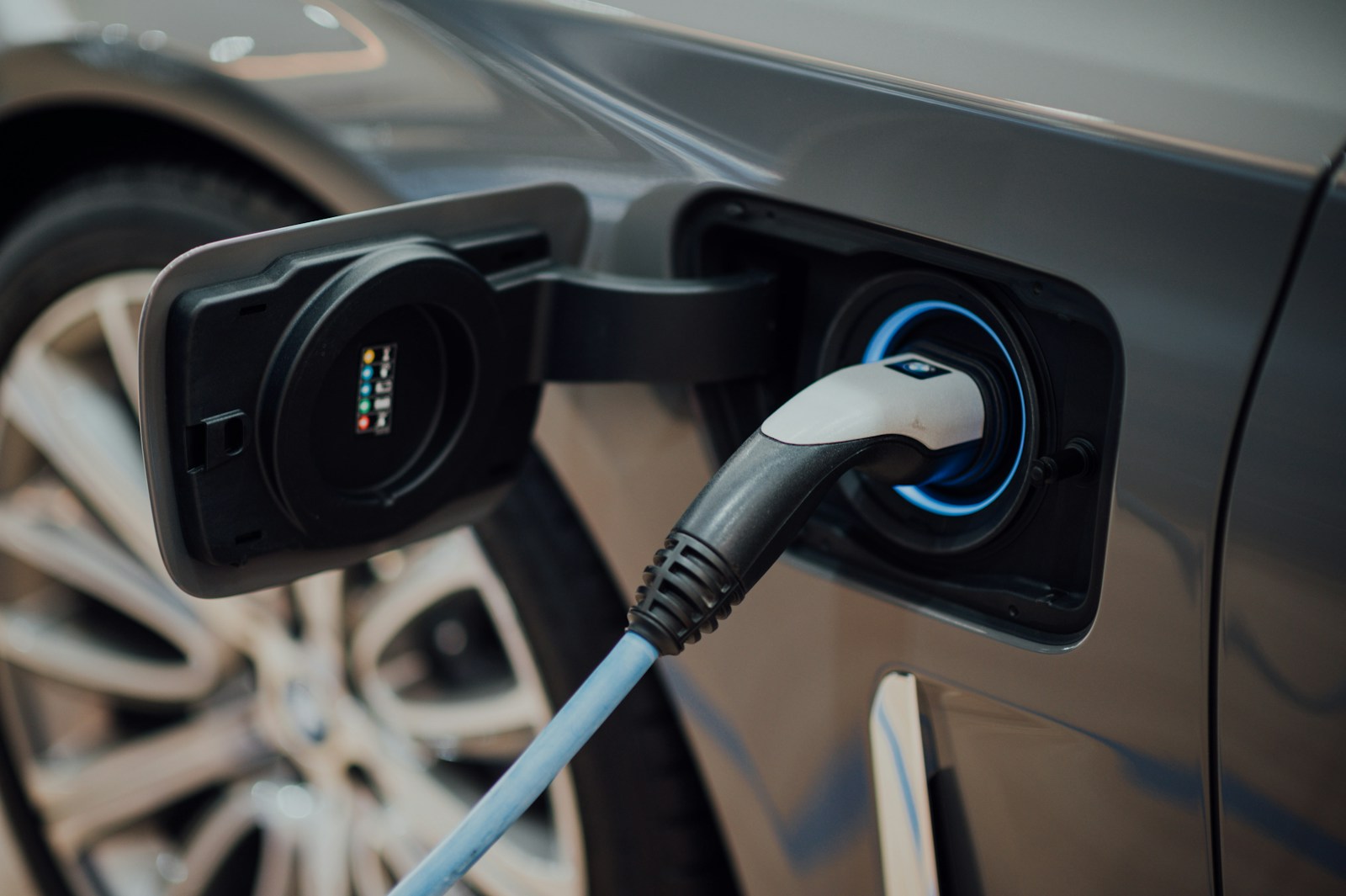 Revoliucija aikštelėse: robotinė ranka garaže pati įkrauna elektromobilius