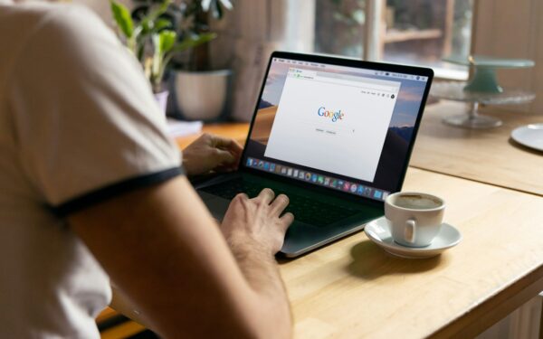 Pamirškite varginančias paieškas: „Google“ naujovė leis rūbus matuotis tiesiog ekrane