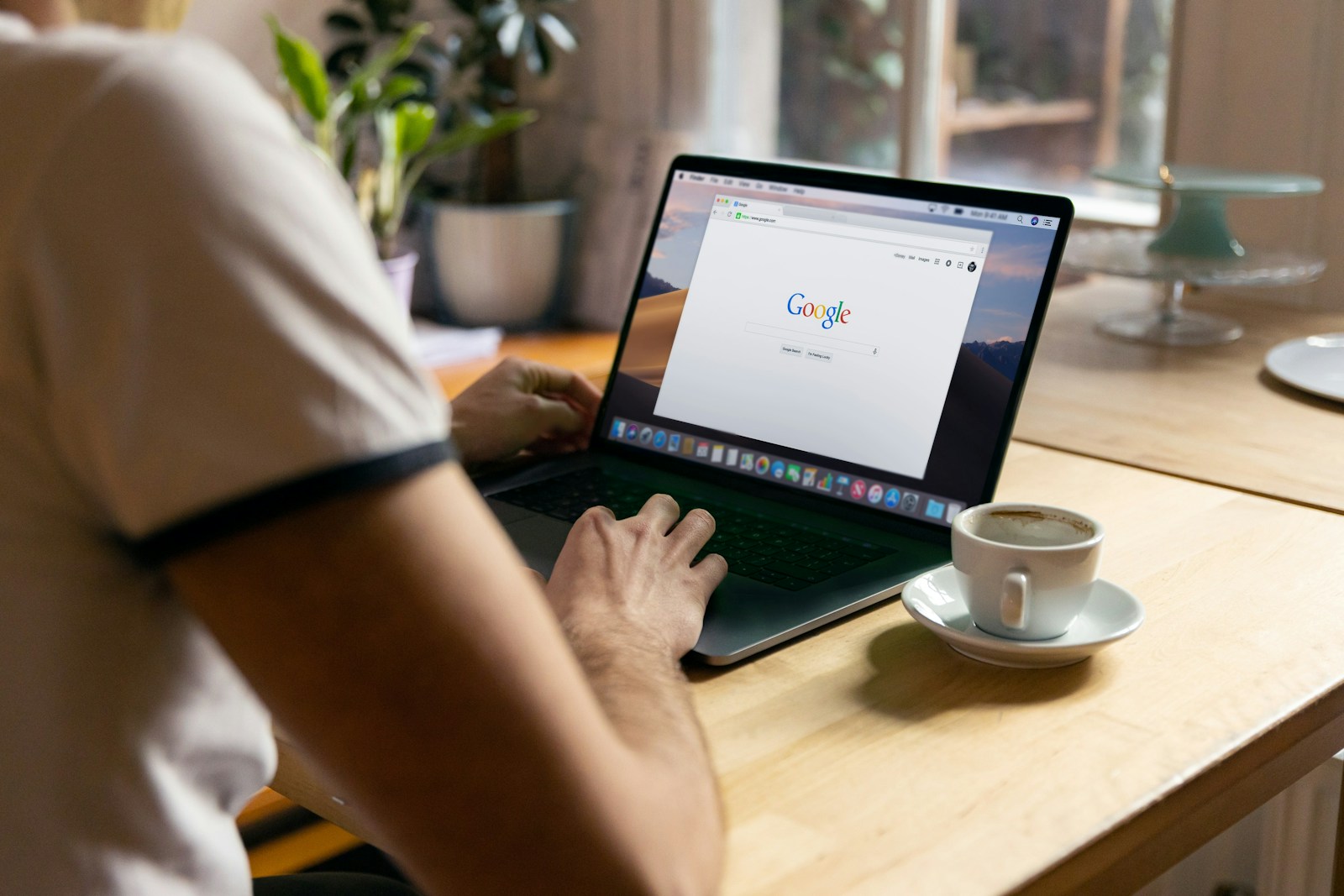 Pamirškite varginančias paieškas: „Google“ naujovė leis rūbus matuotis tiesiog ekrane