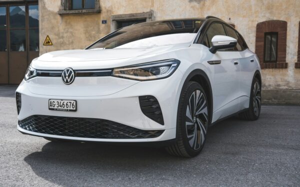 Elektromobilių rinka keičiasi: atskleidė priežastis, kodėl pirkėjai nusisuka nuo „Tesla“