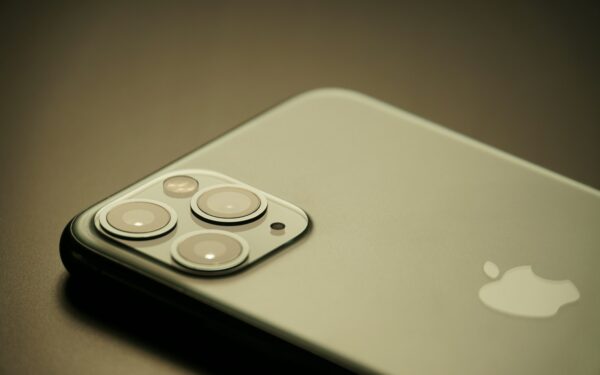 „Apple“ po dvejų metų atsisako titano: kodėl ši medžiaga nepasiteisino?