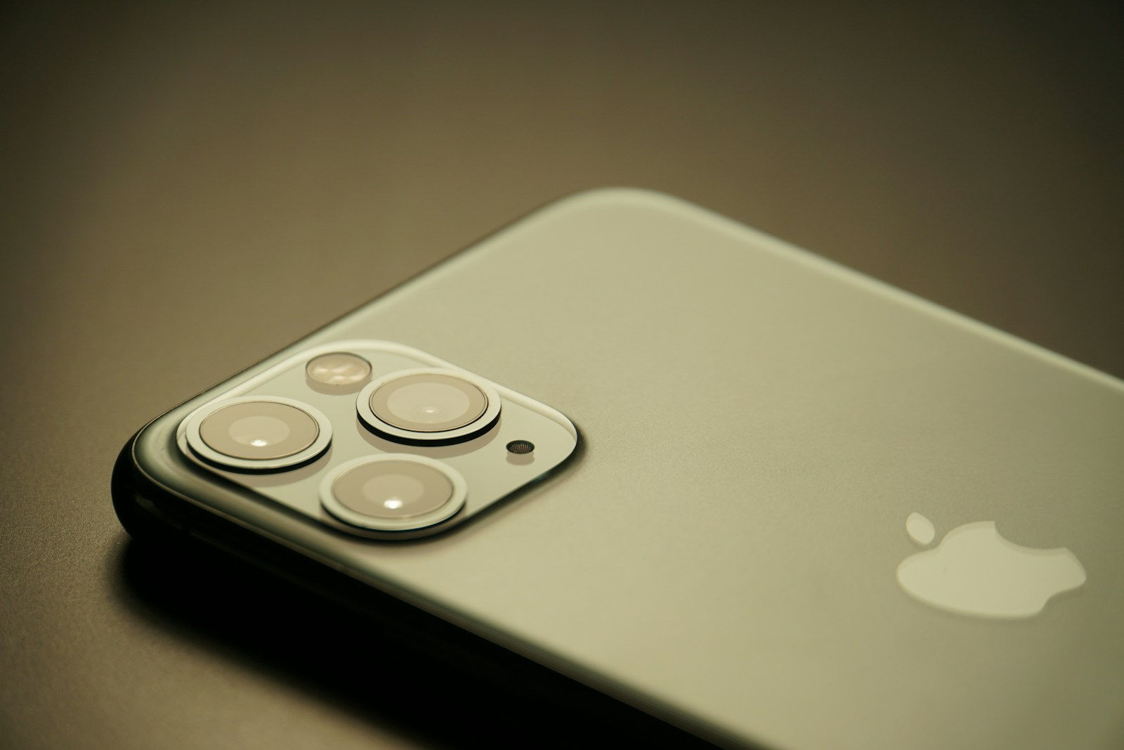„Apple“ po dvejų metų atsisako titano: kodėl ši medžiaga nepasiteisino?