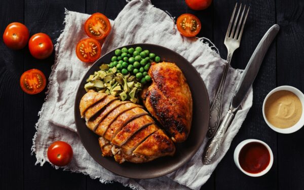 Atsisveikinkite su sausa vištiena: šis temperatūros triukas vandenyje paverčia ją sultinga