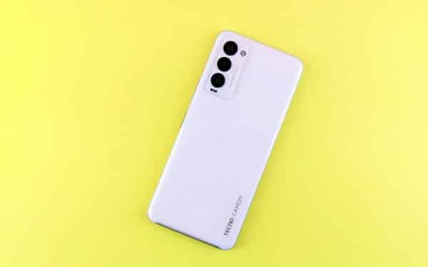 Technologijų parodoje „TECNO“ pristatė naują telefoną: šis tris kartus lenkiamas modelis yra plonesnis už įprastus