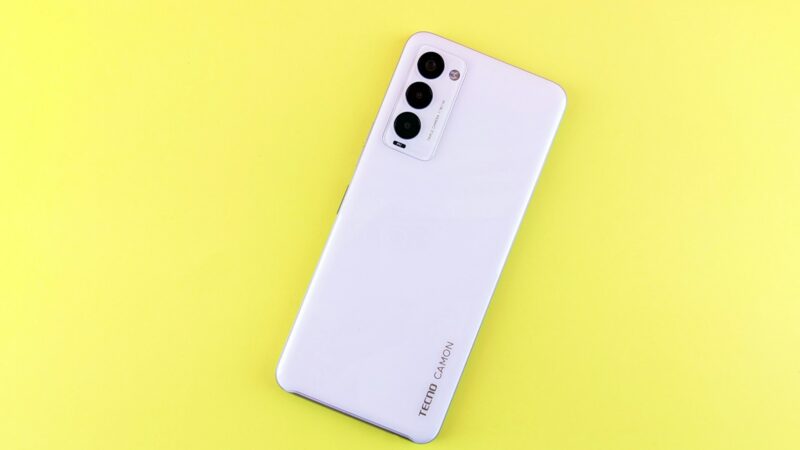 Technologijų parodoje „TECNO“ pristatė naują telefoną: šis tris kartus lenkiamas modelis yra plonesnis už įprastus