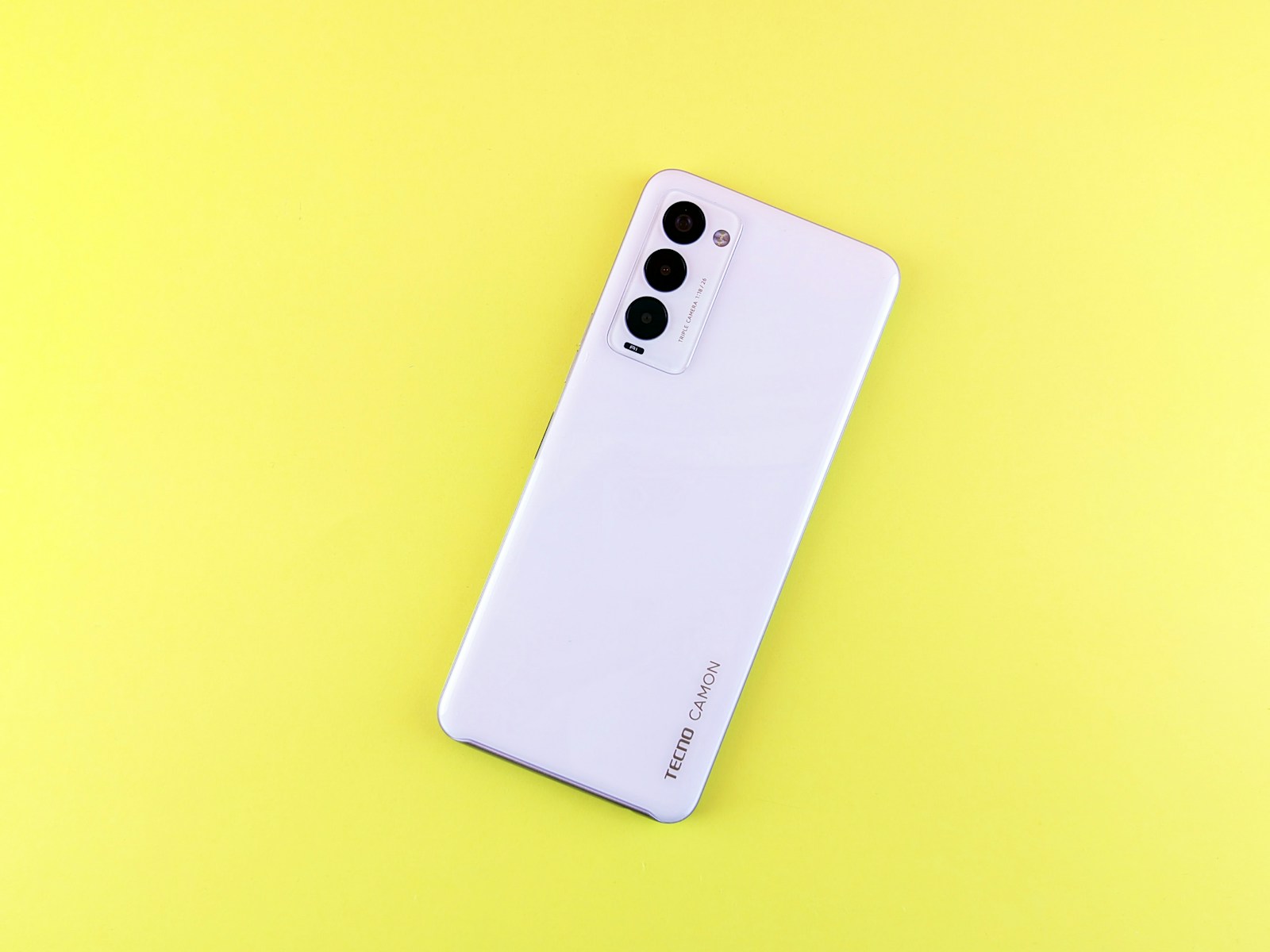 Technologijų parodoje „TECNO“ pristatė naują telefoną: šis tris kartus lenkiamas modelis yra plonesnis už įprastus
