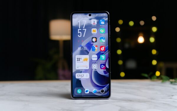 Vivo V70 prieš Oppo Reno 15: kuris lengvasis flagmanas vertas tavo pinigų?