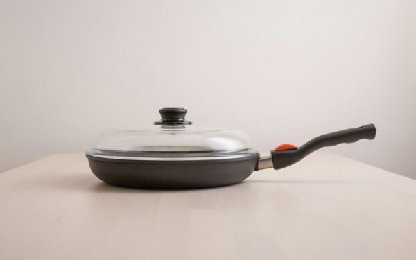 Daugelis net neįtaria: ši klaida gali greitai sugadinti nepridegančią keptuvę