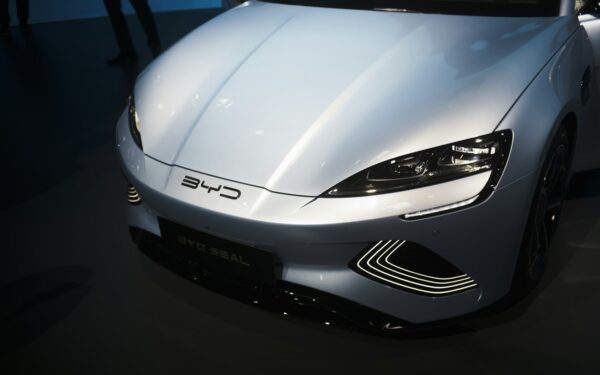 Automobilių gamintojai ieško sprendimų: kuriami pigesni elektromobiliai su natrio baterijomis