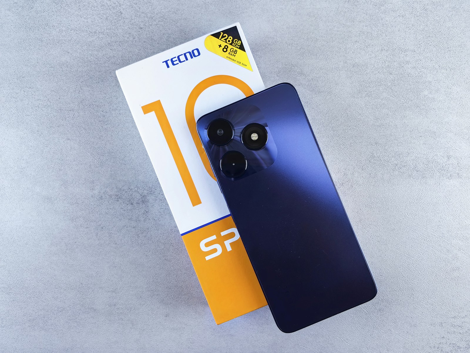 Netikėta staigmena technologijų parodoje: „Tecno“ pristatė itin ploną telefoną be įkrovimo jungties