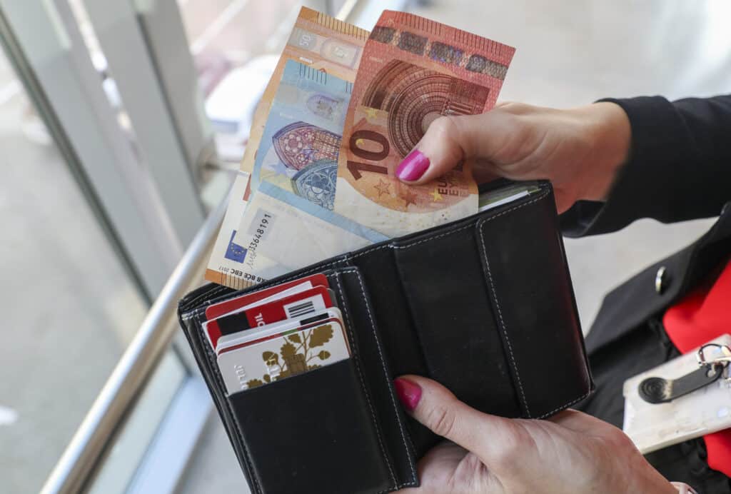 Piniginė su pinigais. ELTA/Mariaus Morkevičiaus nuotr.